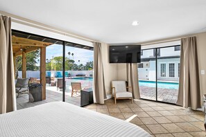 6 bedrooms, desk, iron/ironing board, free WiFi - FREE Pool Heat | Sleeps 13 | Near AMI (Bradenton)