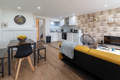 Smart TV. Charming, quiet house with terrace & parking