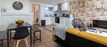 Charming, quiet house with terrace & parking