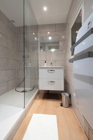 Dusche, Haartrockner, Handtücher, Seife