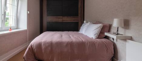 Iron/ironing board, WiFi, bed sheets