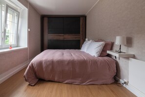 2 bedrooms, iron/ironing board, travel cot, free WiFi - Charming, quiet house with terrace & parking (Nouzonville)