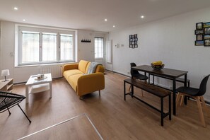 Smart TV - Charming, quiet house with terrace & parking (Nouzonville)
