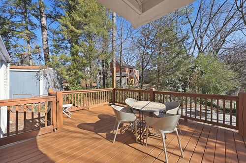 Charming Raleigh Retro House: King Bed, Pet Friendly, Near Downtown & WakeMed
