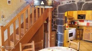 Una cocina con armarios de madera, microondas, estufa y dardos.