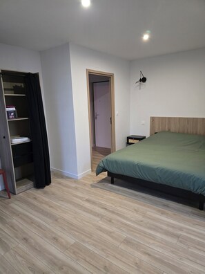 Iron/ironing board, Internet, bed sheets