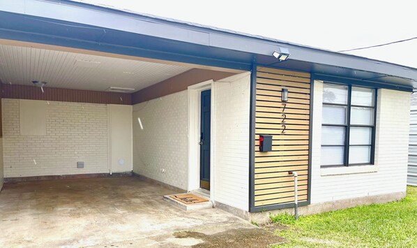 Exterior detail - Book Your HQ in LC W/Garage-FAST WiFi (Lake Charles)