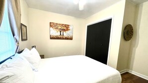 2 bedrooms, iron/ironing board, WiFi, bed sheets - Book Your HQ in LC W/Garage-FAST WiFi (Lake Charles)