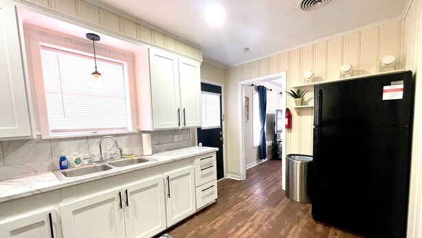 Coffee/tea maker, fridge, microwave, oven - Book Your HQ in LC W/Garage-FAST WiFi (Lake Charles)