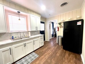 Private kitchen - Book Your HQ in LC W/Garage-FAST WiFi (Lake Charles)