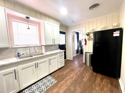 Book Your HQ in LC W/Garage-FAST WiFi