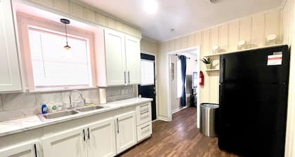 Book Your HQ in LC W/Garage-FAST WiFi