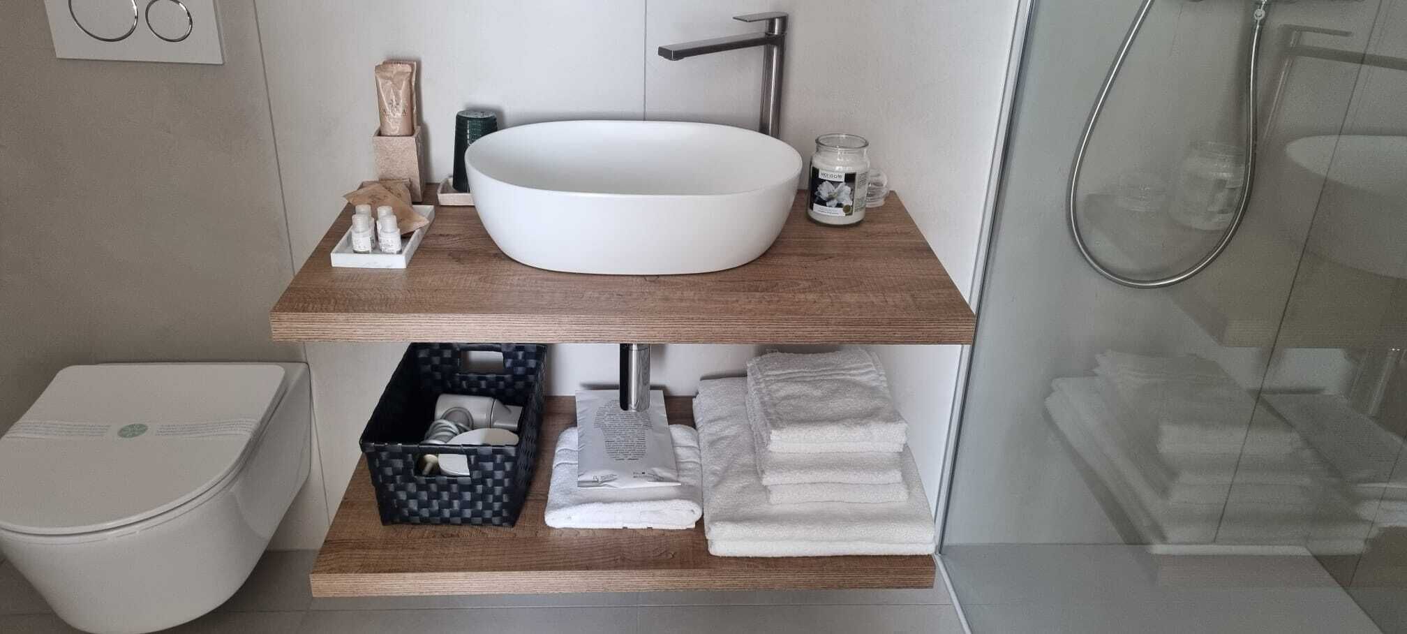 Douche, sèche-cheveux, bidet, serviettes fournies