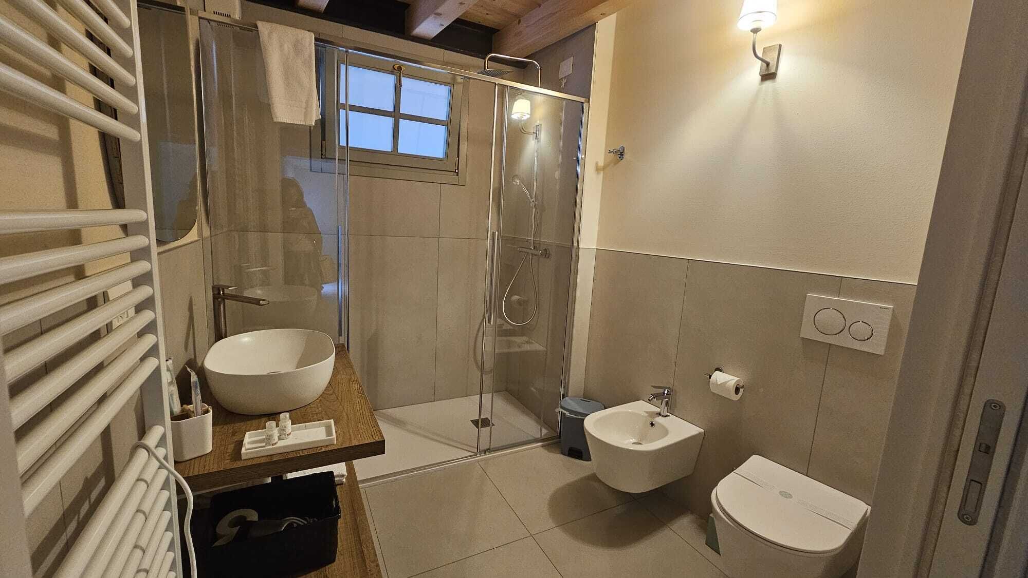 Dusch, hårtork, bidé och handdukar