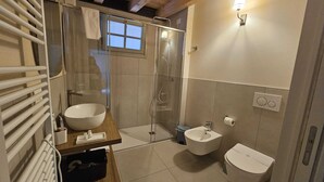 Shower, hair dryer, bidet, towels - Relax and Comfort in an Elegant Venetian Villa with a Beautiful Outdoor Pool (Tregnago)