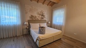 1 habitación, tabla de planchar con plancha y cuna de viaje 