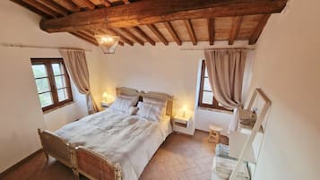 Una scrivania, culla da viaggio, lenzuola