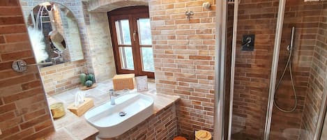 SĂšche-cheveux, bidet, serviettes fournies, savon
