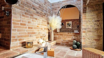 Asciugacapelli, bidet, asciugamani, sapone