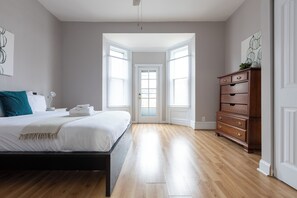 5 bedrooms, iron/ironing board, WiFi, bed sheets - Central West End Comfort•Spacious 5BR & Great Area (St. Louis)