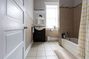 Hair dryer, towels, soap, toilet paper - Central West End Comfort•Spacious 5BR & Great Area (St. Louis)