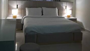 Apartment | In-room safe, iron/ironing board, free WiFi
