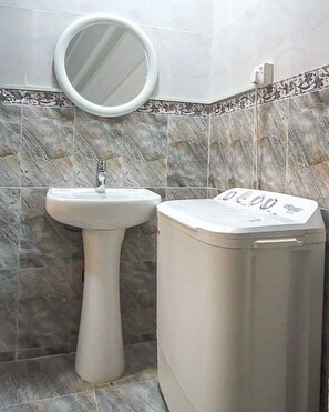 Apartment | Bathroom | Soap, shampoo, toilet paper - Nassayem Salalah Hotel  Al-Wadi (Salalah)