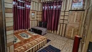 Quarto clássico, vista para a montanha | Camas extras/dobráveis (sobretaxa), Wi-Fi de cortesia, roupa de cama
