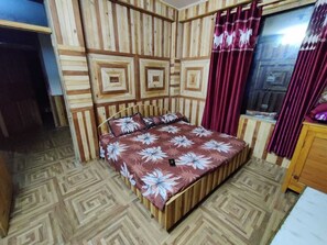 Rollaway beds, free WiFi, bed sheets - Royal Parshar Lake Home Stay (Aut)