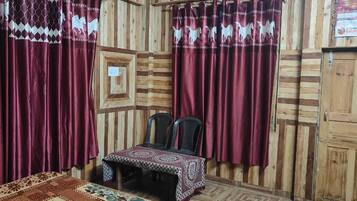 Classic-Zimmer, Bergblick | Zustellbetten, kostenloses WLAN, Bettwäsche