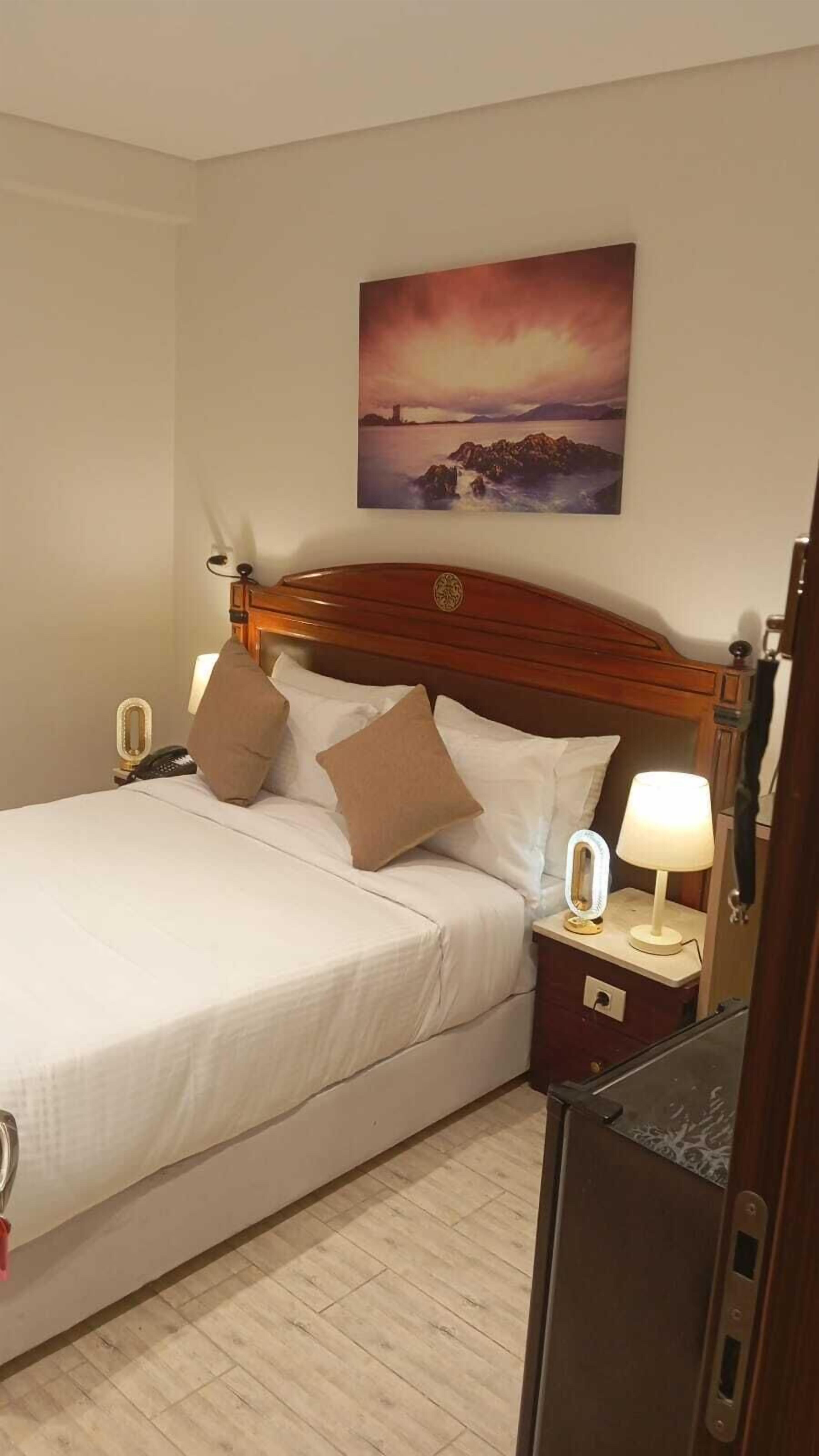 Minibar, escritorio, wifi gratis y ropa de cama 