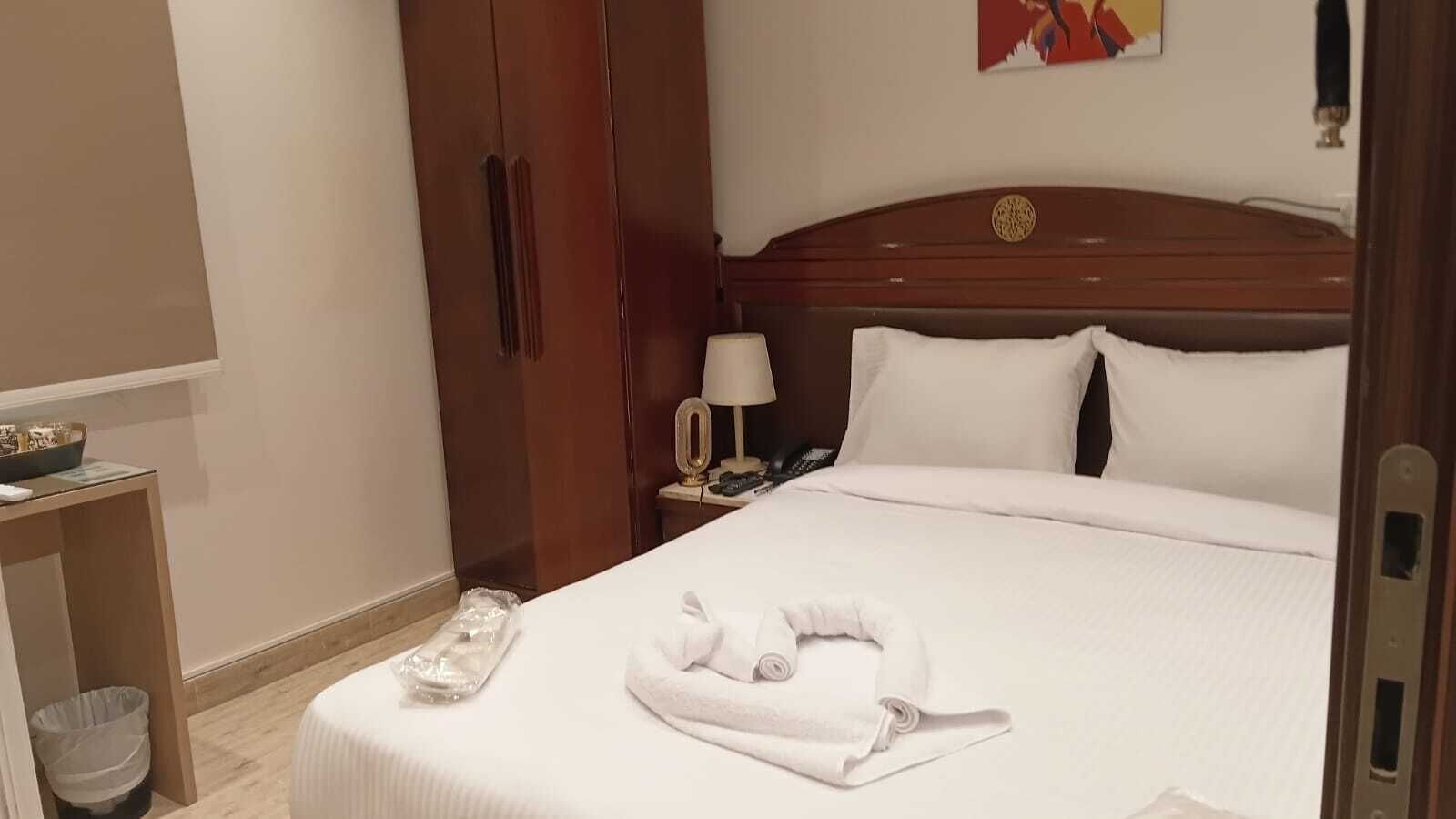 Minibar, escritorio, wifi gratis y ropa de cama 