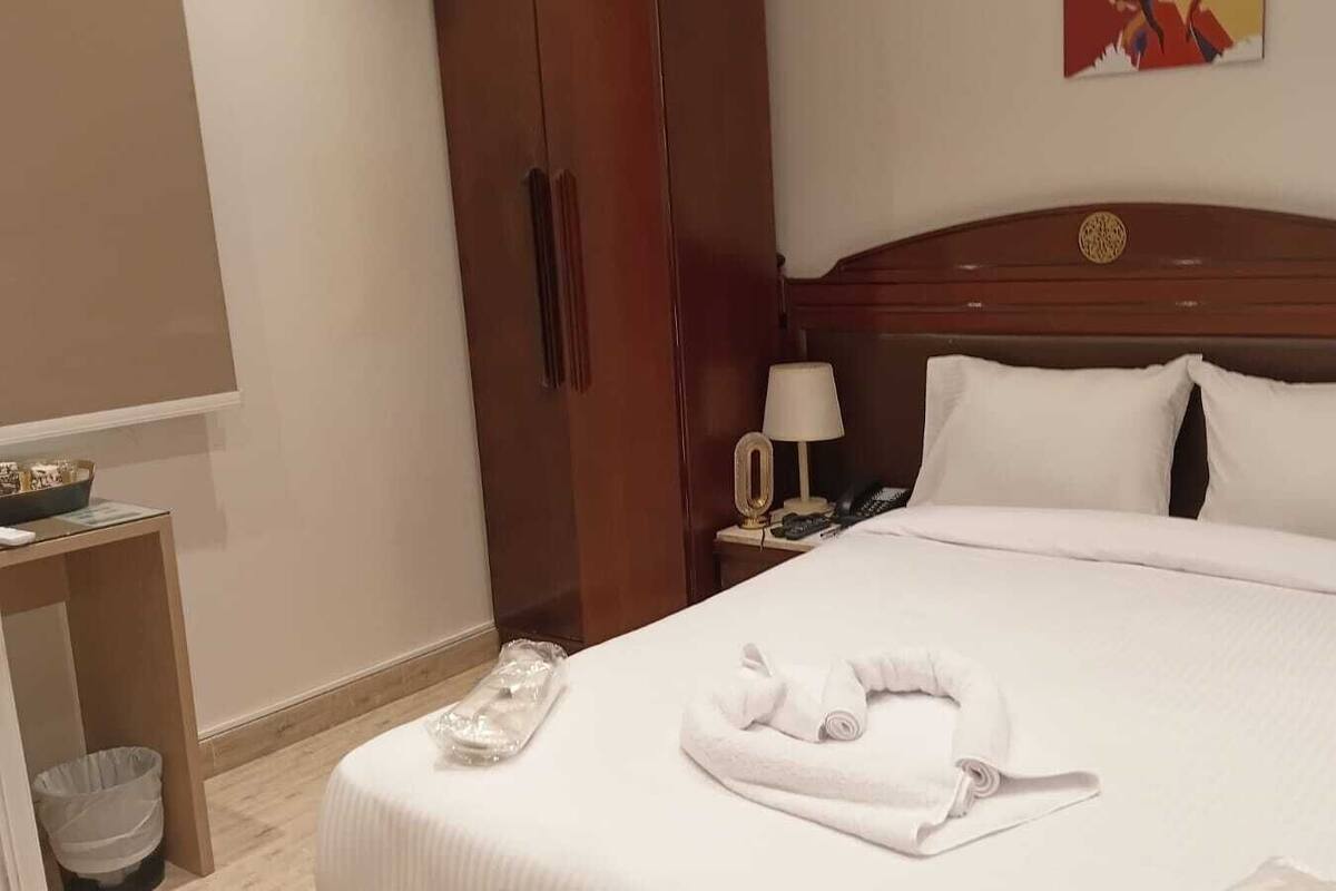 Minibar, escritorio, wifi gratis y ropa de cama