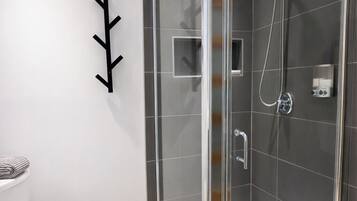 Een douche, een haardroger, handdoeken, zeep