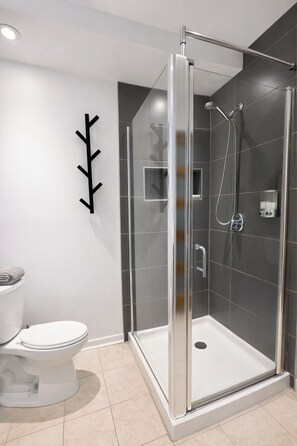 Shower, hair dryer, towels, soap - BELANSKI | Luxury Condo - Price per season (Beaupré)