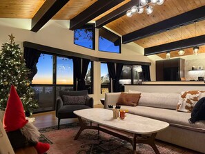 Smart TV, chimenea, libros y monitor de computadora 