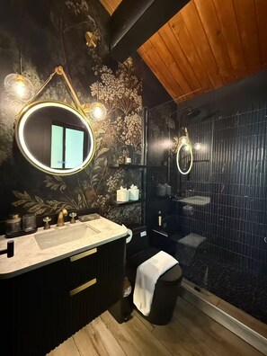 Secadora de cabello, toallas, jabón, papel de baño 