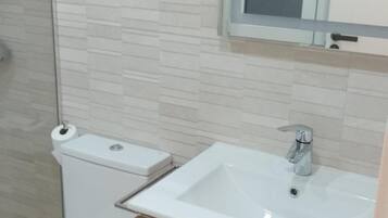 Căn hộ, 2 phòng ngủ, phù hợp cho người khuyết tật, sân hiên | Phòng tắm | Giấy vệ sinh