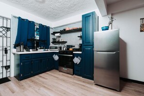 Refrigerador, microondas, horno y parrilla de estufa 