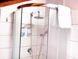 Shower, hair dryer, bidet, towels - Happy House - Independent smile attic, comfort and private parking. (Belpasso)