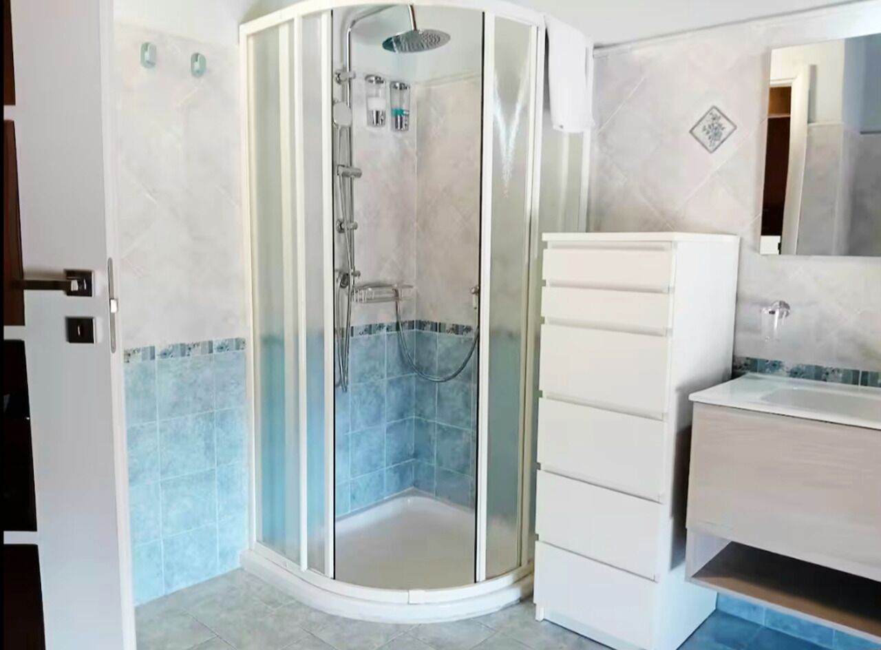 Douche, sèche-cheveux, bidet, serviettes fournies