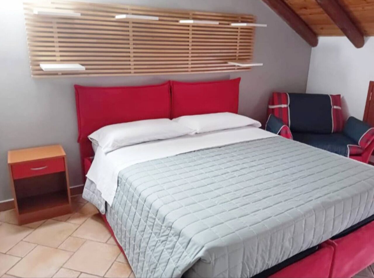 2 dormitorios, tabla de planchar con plancha, ropa de cama