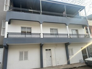 Exterior detail - Kasa Kutxa close to everything. 500 meters from the beautiful Tarrafal beach. (Tarrafal)