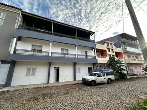 Exterior - Kasa Kutxa close to everything. 500 meters from the beautiful Tarrafal beach. (Tarrafal)