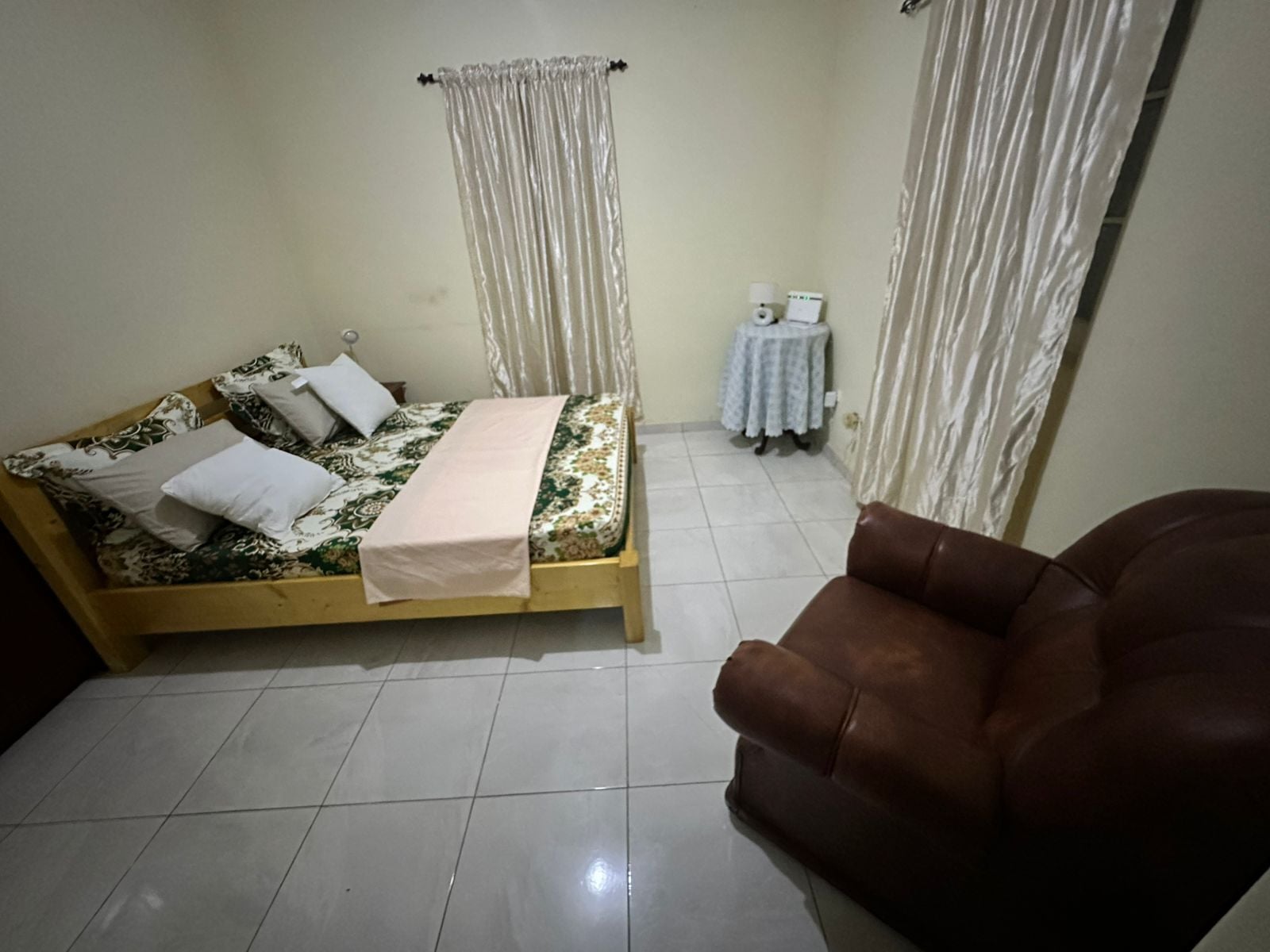 Tabla de planchar con plancha, wifi y ropa de cama 