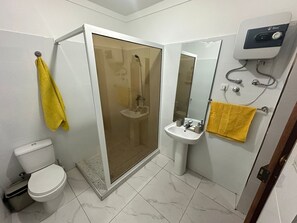 Shower, towels - Kasa Kutxa close to everything. 500 meters from the beautiful Tarrafal beach. (Tarrafal)
