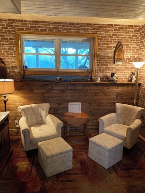 Interior - Home rental all seasons, family and pet friendly. (Magnetawan)