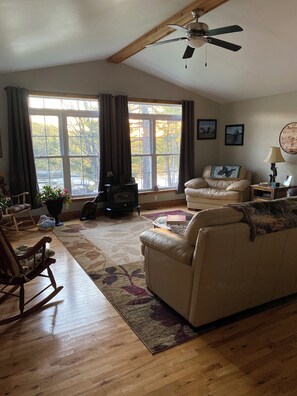 Living area - Home rental all seasons, family and pet friendly. (Magnetawan)