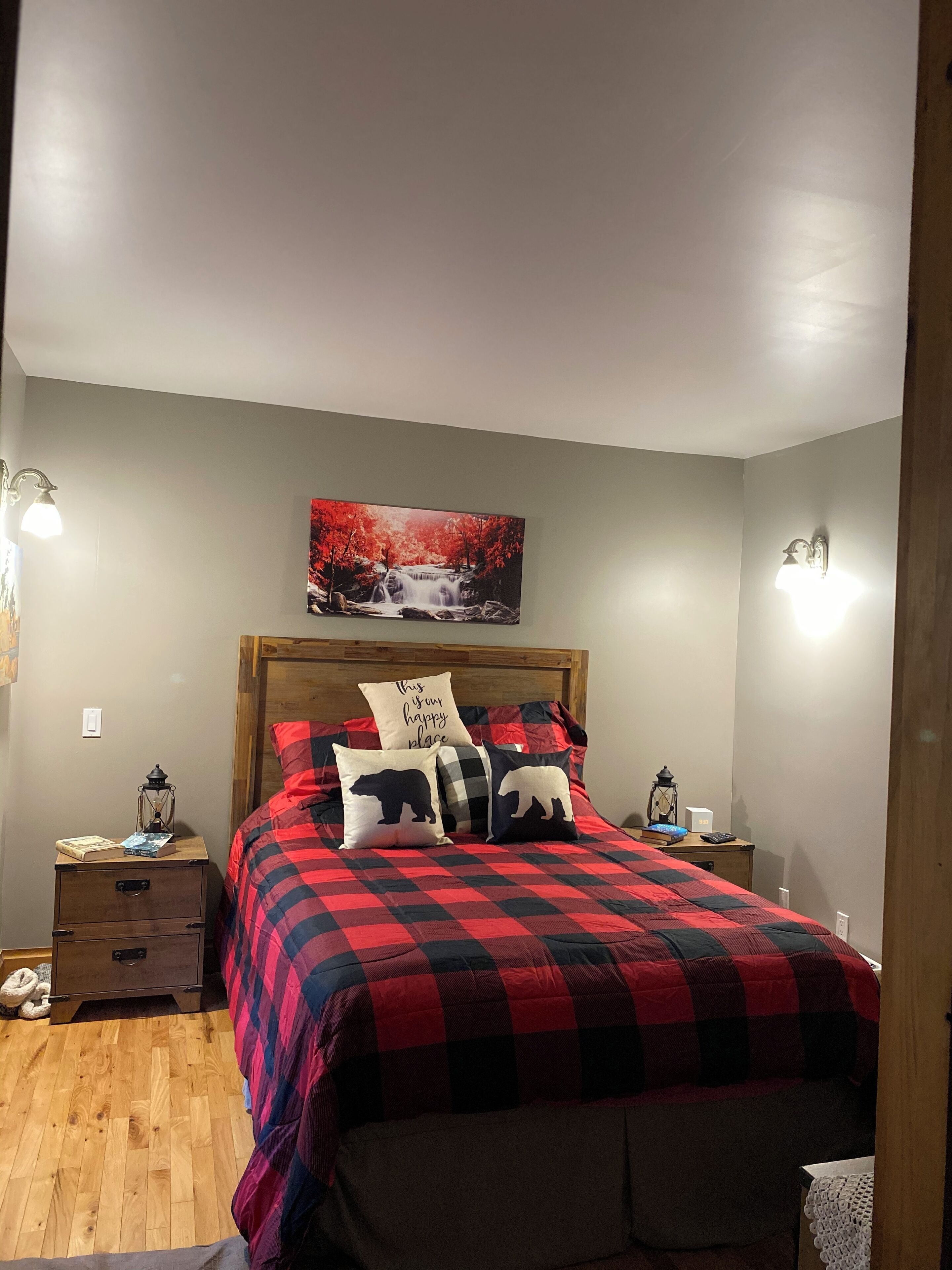 Iron/ironing board, bed sheets