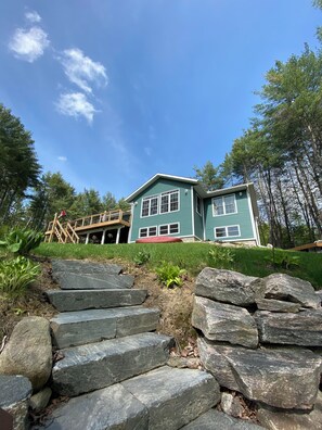Exterior - Home rental all seasons, family and pet friendly. (Magnetawan)